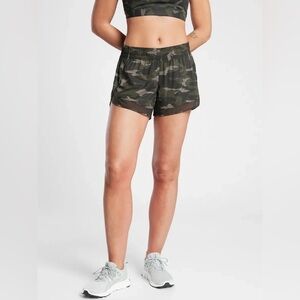 Athleta Mesh Racer Run Mid Rise 4" Short, Green Camo, Size M
